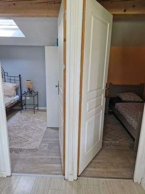 2 chambres, fer et planche à repasser, Wi-Fi, draps fournis