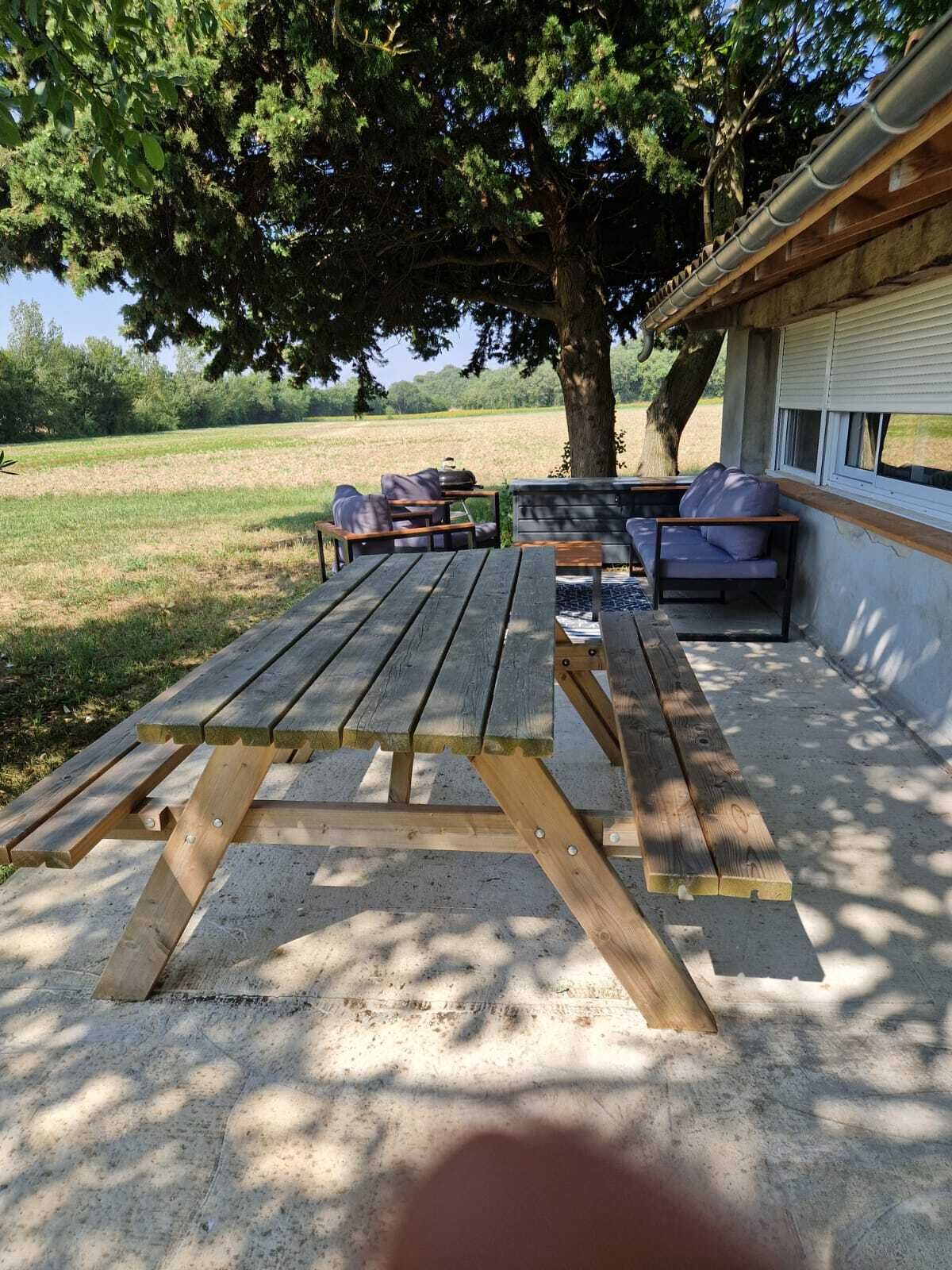 屋外ダイニングエリア