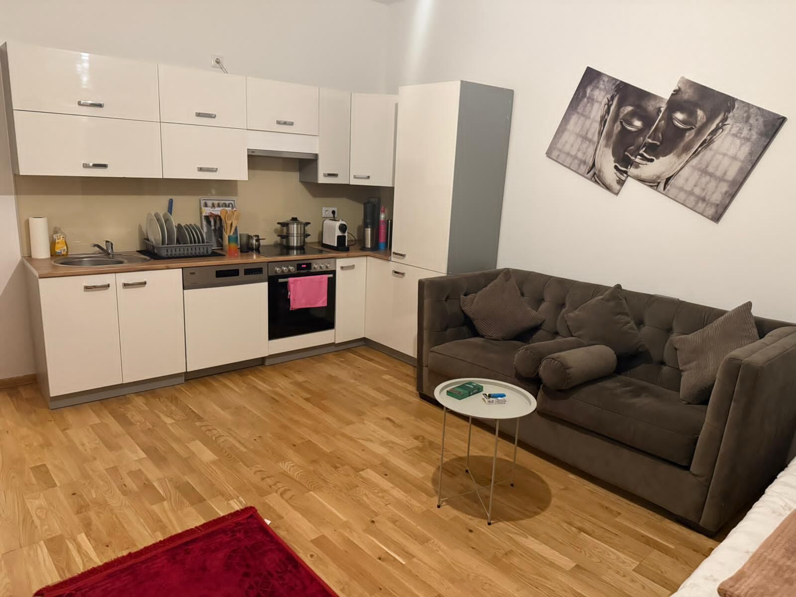 Eenvoudig appartement | Privékeuken | Een mini-koelkast, een kookplaat, een vaatwasser