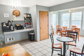 Dining - 4 Ocean View Rooms Steps Away from Nye Beach – Coastal Experience for Families (Newport)