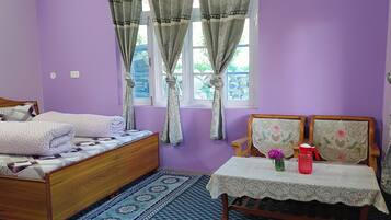 Een kluis op de kamer, een bureau, rolstoeltoegang