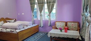 Een kluis op de kamer, een bureau, rolstoeltoegang