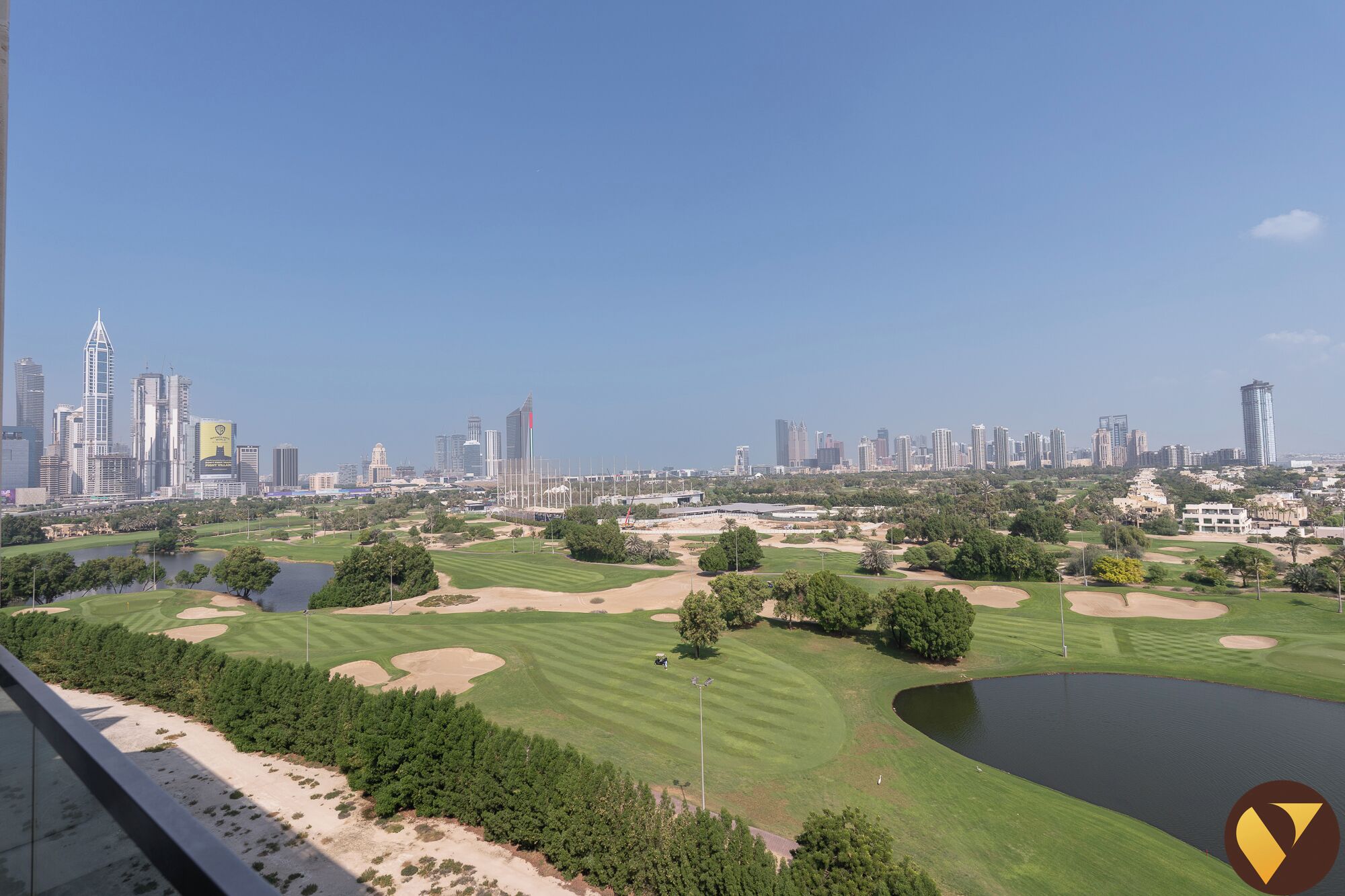 Un campo da golf con uno skyline cittadino sullo sfondo.