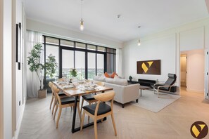Luxury-Apartment, Balkon, Blick auf den Golfplatz | Essbereich im Zimmer