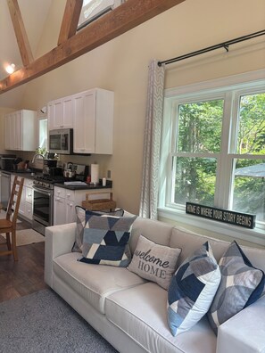 TV, fireplace - MV Sea Glenn Flowers 
Pleasant 4-bedroom 3-bathroom house with AC in Oak Bluffs (Oak Bluffs)