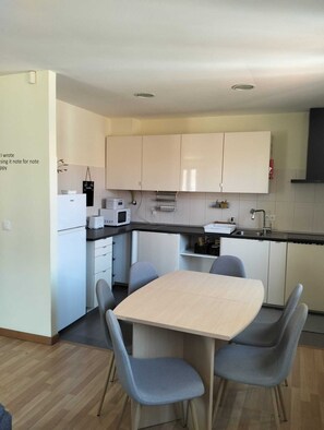 Kühlschrank, Mikrowelle, Herdplatte, Wasserkocher mit Kaffee-/Teezubehör