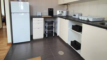 Réfrigérateur, micro-ondes, plaque de cuisson, cafetiÚre/bouilloire