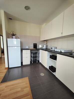 Kühlschrank, Mikrowelle, Herdplatte, Wasserkocher mit Kaffee-/Teezubehör