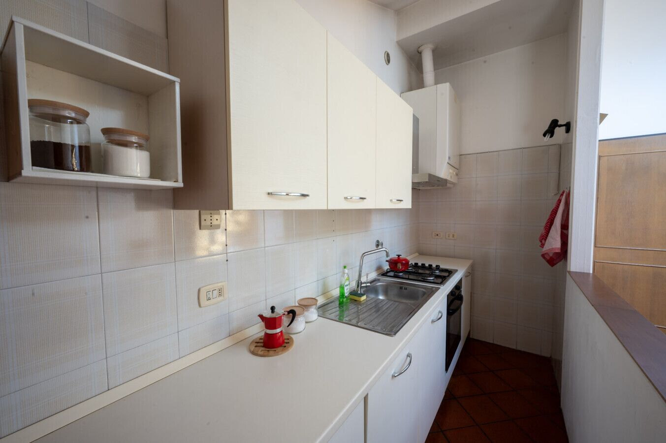 Een koelkast, een oven, een kookplaat, een vaatwasser