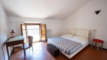 Desk, WiFi, bed sheets