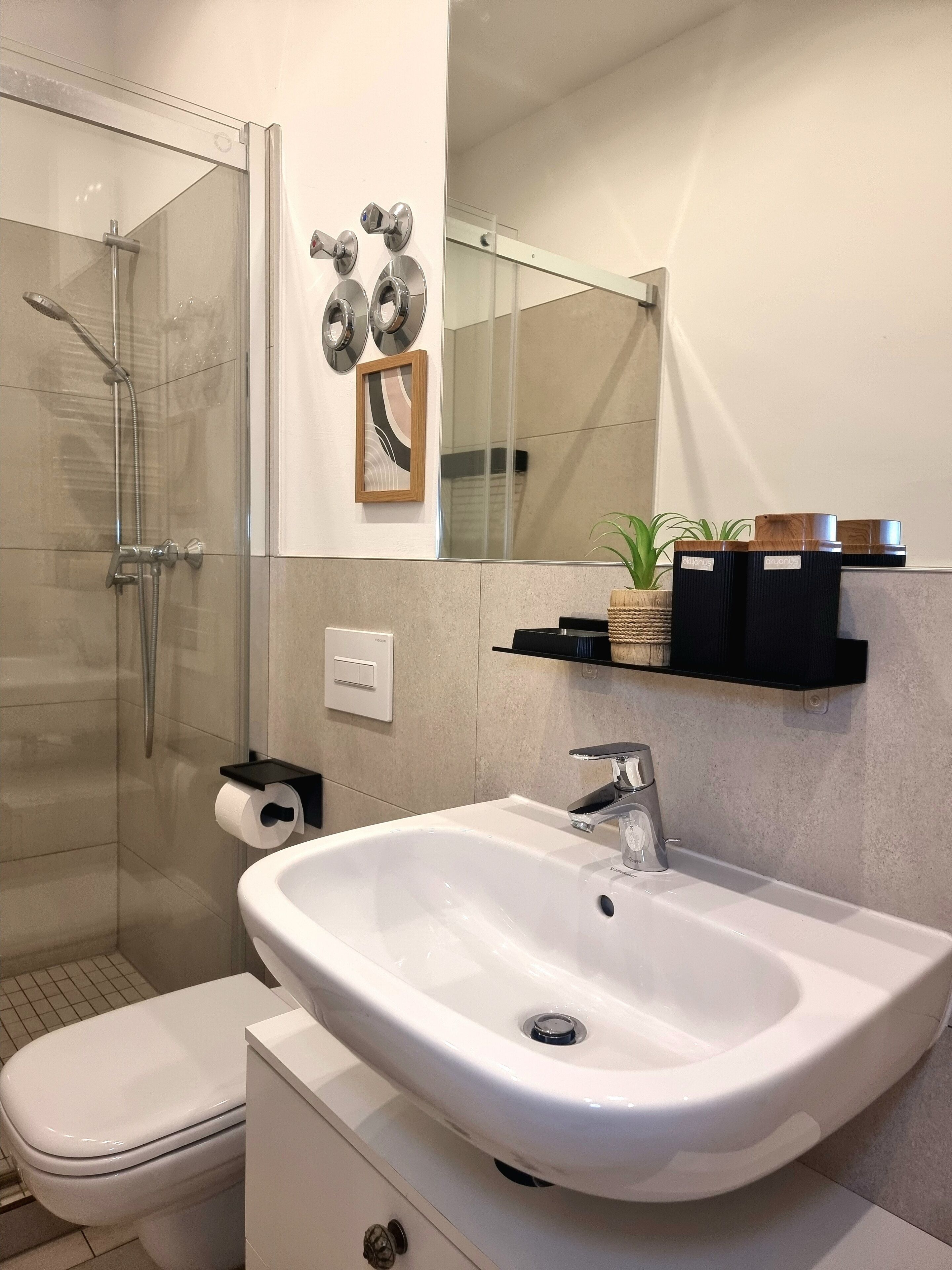 Dusche, Haartrockner, Handtücher, Toilettenpapier