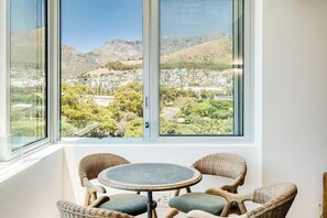 Apartment | 2 bedrooms, desk, Internet - 2bed Mouille Point Apartment w Amazing Cape Views (Cape Town)