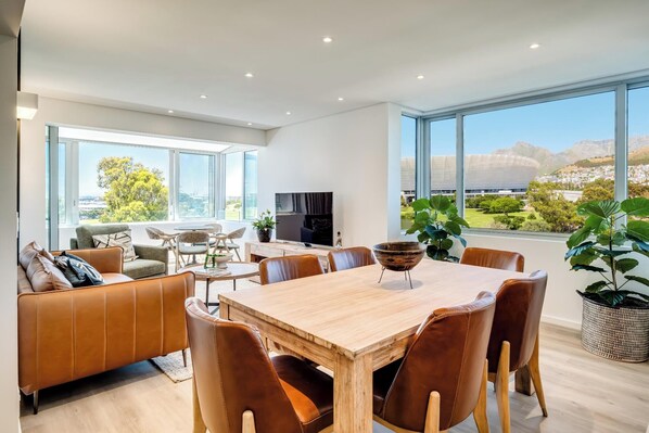 Apartment | 2 bedrooms, desk, Internet - 2bed Mouille Point Apartment w Amazing Cape Views (Cape Town)