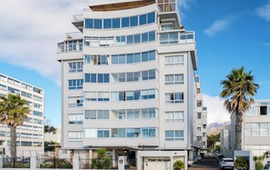 Apartment | 2 bedrooms, desk, Internet - 2bed Mouille Point Apartment w Amazing Cape Views (Cape Town)
