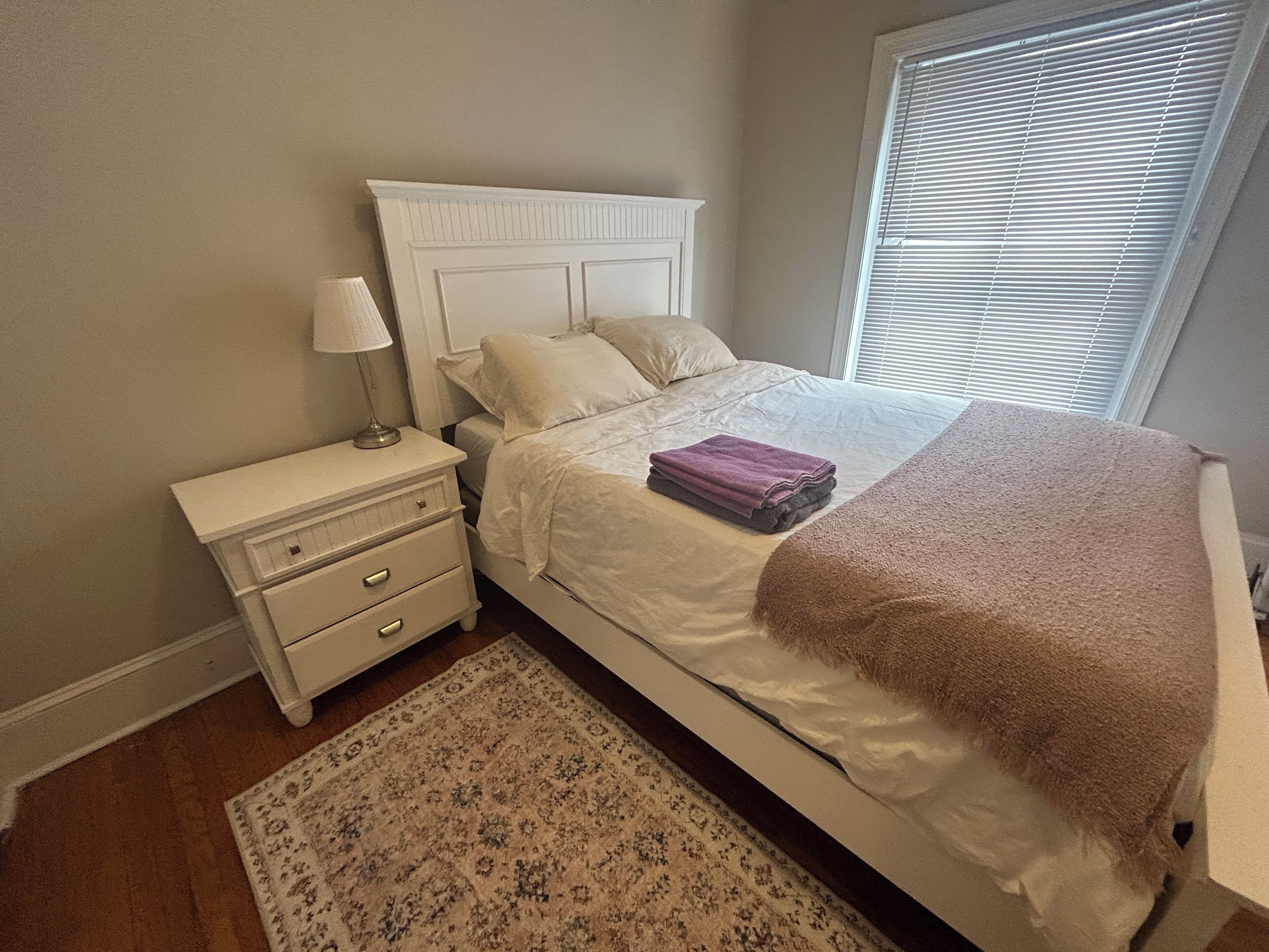 2 bedrooms, internet, bed sheets