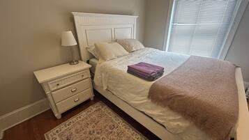 2 bedrooms, internet, bed sheets