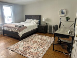 2 عدّة غرف نوم وخدمة الإنترنت وملاءات أسرّة