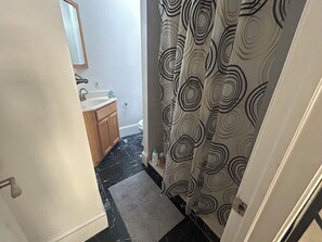 Een douche, een haardroger, handdoeken, zeep