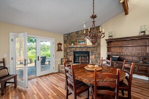 Dining - "Peace" of Heaven. Private lake. Fish dock.4Bd2.5Ba (Mead)