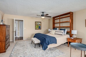 Desk, iron/ironing board, free WiFi, bed sheets - "Peace" of Heaven. Private lake. Fish dock.4Bd2.5Ba (Mead)