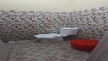 Habitació doble Deluxe | Bany | Dutxa, tovalloles, sabó i xampú