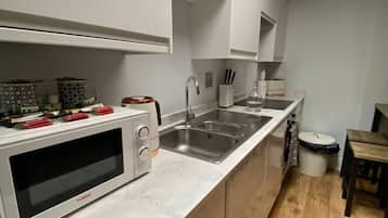 Een koelkast, een magnetron, een oven, een broodrooster