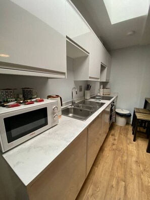 冰箱、微波炉、烤箱、烤面包机