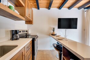 Private kitchen - Playa Grande Loft 2 - Full Kitchen - Starlink WiFi - Sleeps 3 - Walk to Surf (Santa Cruz (Playa Grande is a beach community within the Santa Cruz canton))
