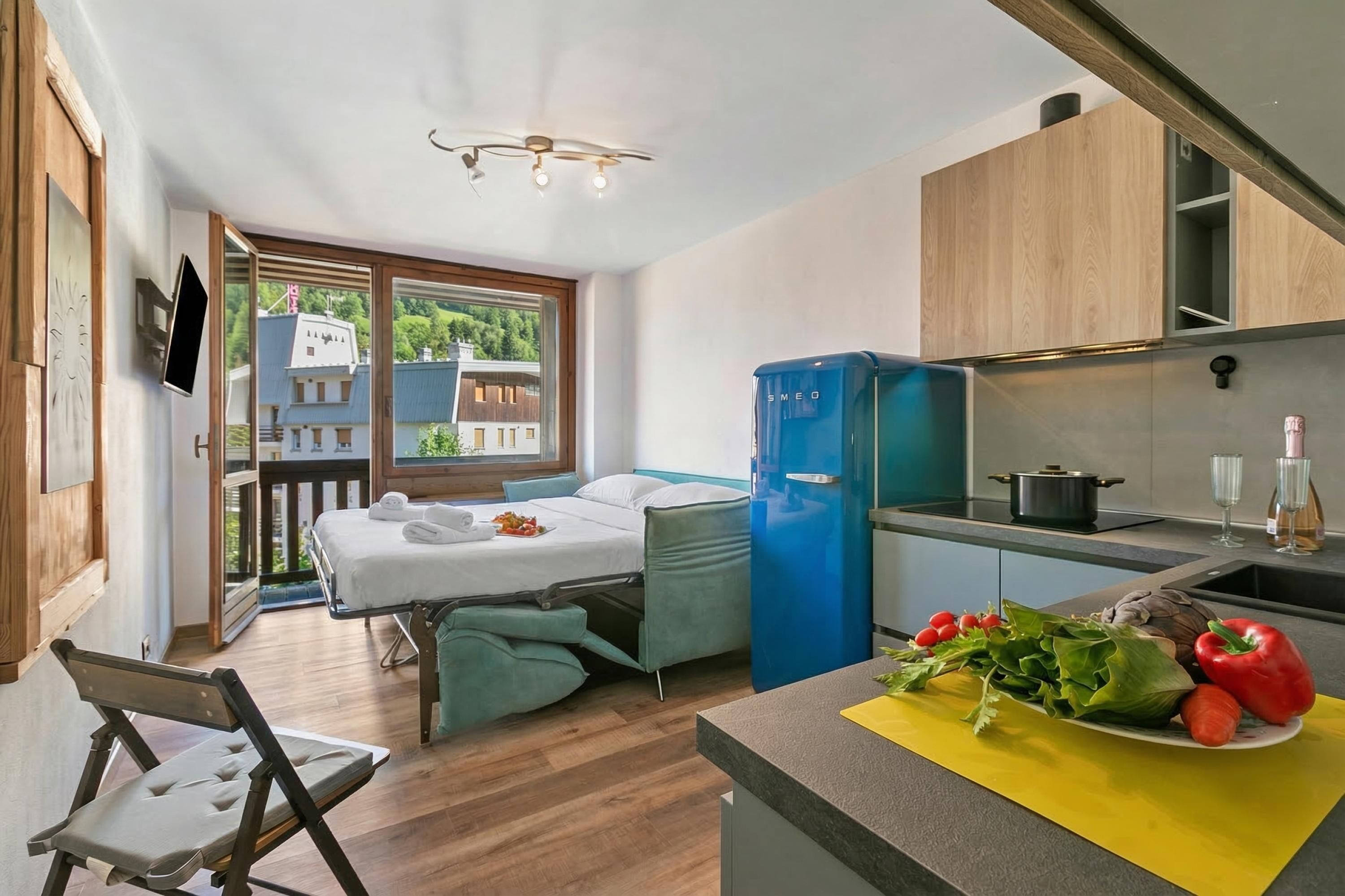 Refrigerador, horno, parrilla de estufa y cafetera y tetera 