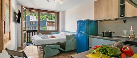 Fridge, oven, stovetop, coffee/tea maker