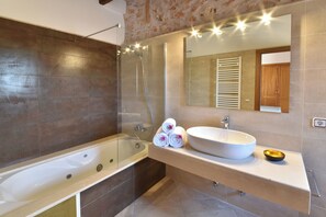 Dusche, Whirlpool, Haartrockner, Bidet
