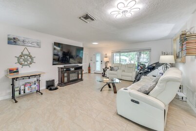 Private Hot Tub, Pool & Yard: Modern Bradenton Gem