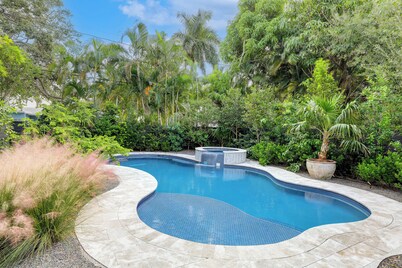 距湖沃斯海灘公園 1 英里：泳池旁的熱帶天堂度假屋  