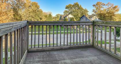 Urban Retreat 1 Mi to Riverfront! Detroit Duplex