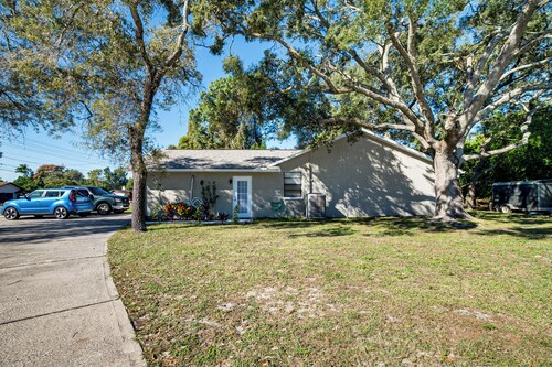 Families Welcome! Retreat w/ Pool in Spring Hill