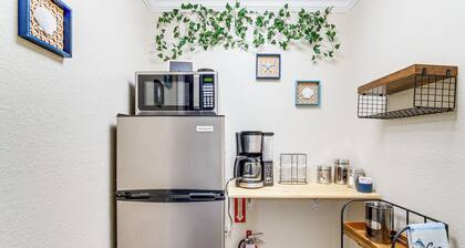 Families Welcome! Retreat w/ Pool in Spring Hill