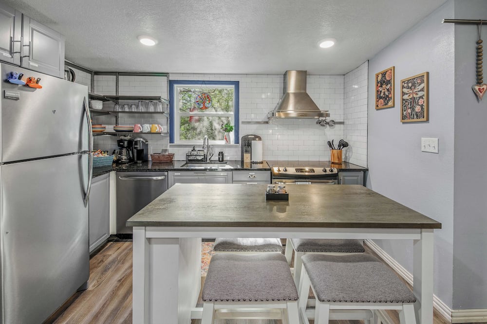 6 Mi to Kyle Field! Pet-friendly Getaway w/ Yard - Cooks Point, TX