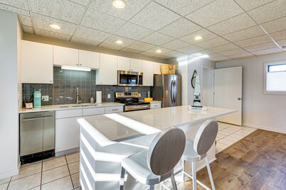 Between Restaurant & Brewery! Chic Perrysburg Apt