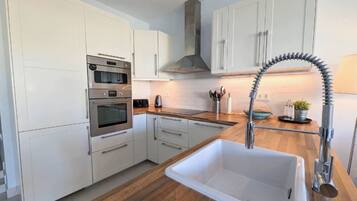 Een koelkast, een magnetron, een oven, een kookplaat