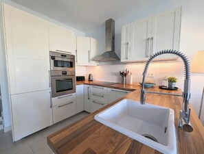 Jääkaappi, mikroaaltouuni, uuni, liesi