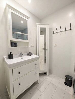 Een douche, een haardroger, handdoeken