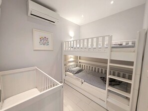 2 chambres, fer et planche à repasser, Wi-Fi, draps fournis