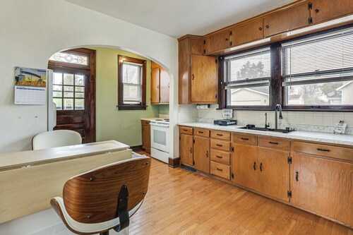 1 Mi to Downtown Dubuque! Spacious Home