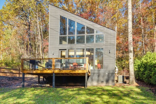 4 Mi to Dtwn Brevard: Modern Pisgah Forest Getaway