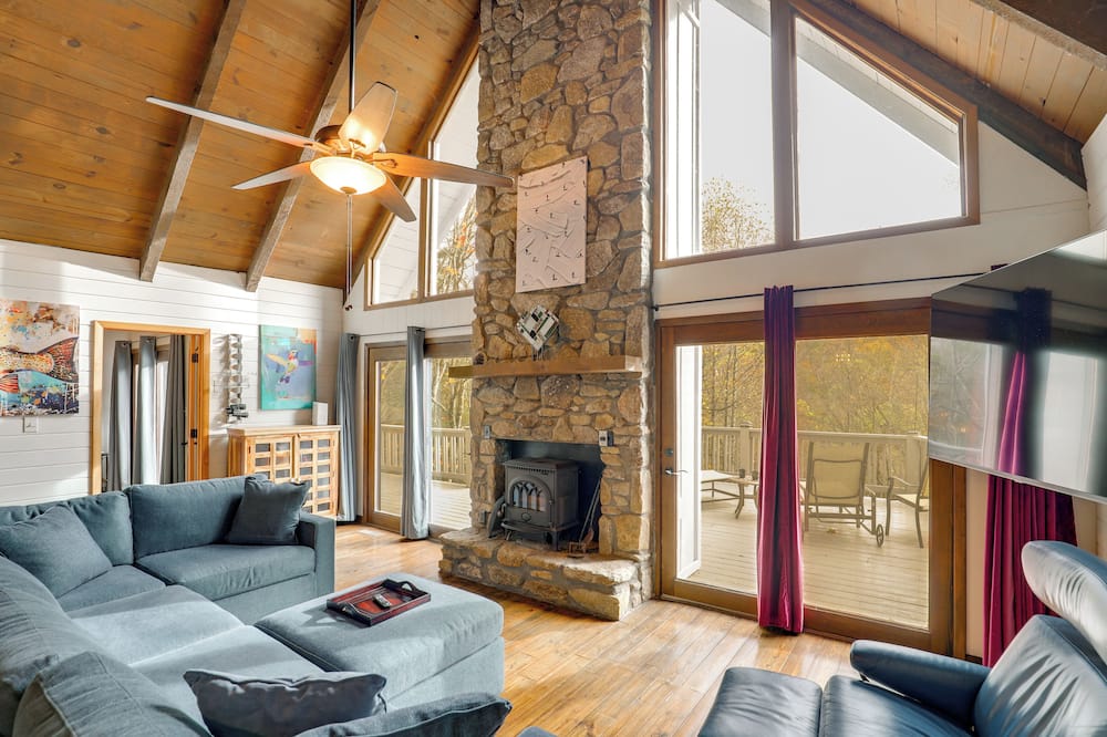 Walk to Slopes: Mars Hill Resort-style Mtn Chalet - Madison County, NC