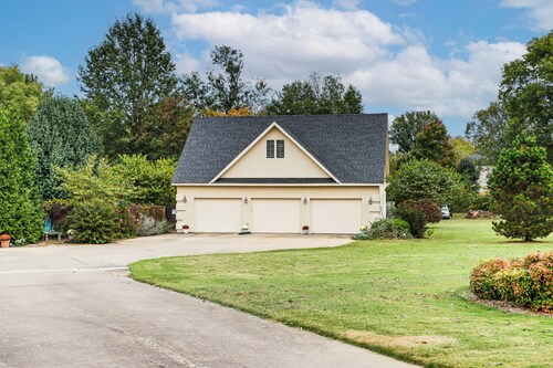 Near Hiking & Biking: Pet-friendly Rogers Getaway!