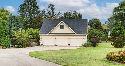 Near Hiking & Biking: Pet-friendly Rogers Getaway!