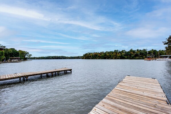 A wooden dock extending into calm water with a clear sky above. - Fisherman's Paradise! Lake Talquin Townhome (Quincy)