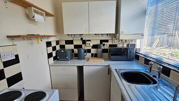 Een koelkast, een magnetron, een oven, een kookplaat