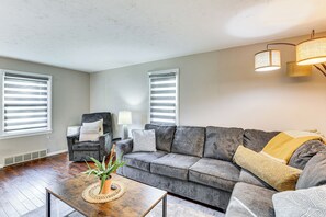 Interior - Cozy Home 4 Mi to YSU Campus: Penguins Welcome! (Youngstown)